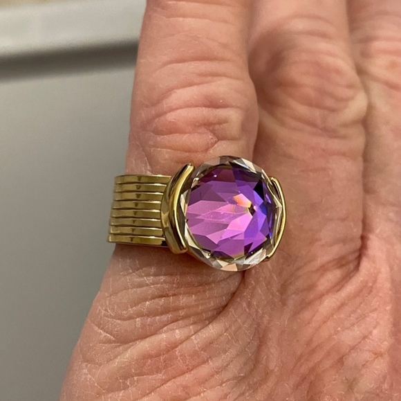 Vintage Guess Gold Tone Ring with Fancy Cut Purple Crystal. Size 7! 💜 - Picture 9 of 9
